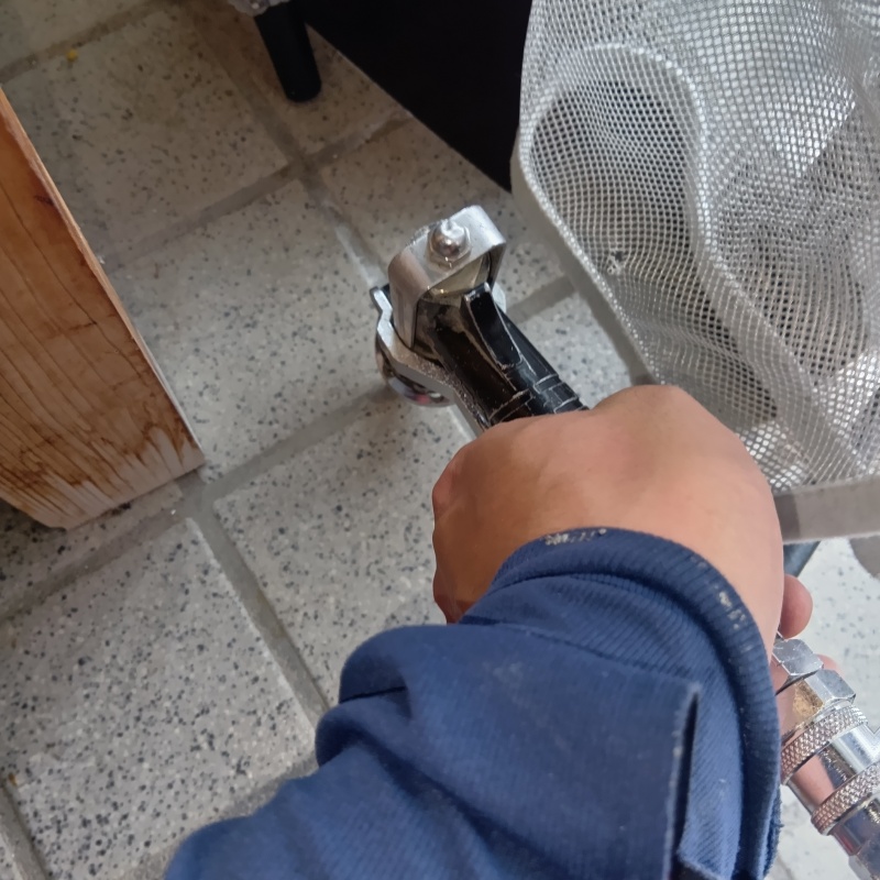 玄関床の目地からシロアリ駆除剤を注入