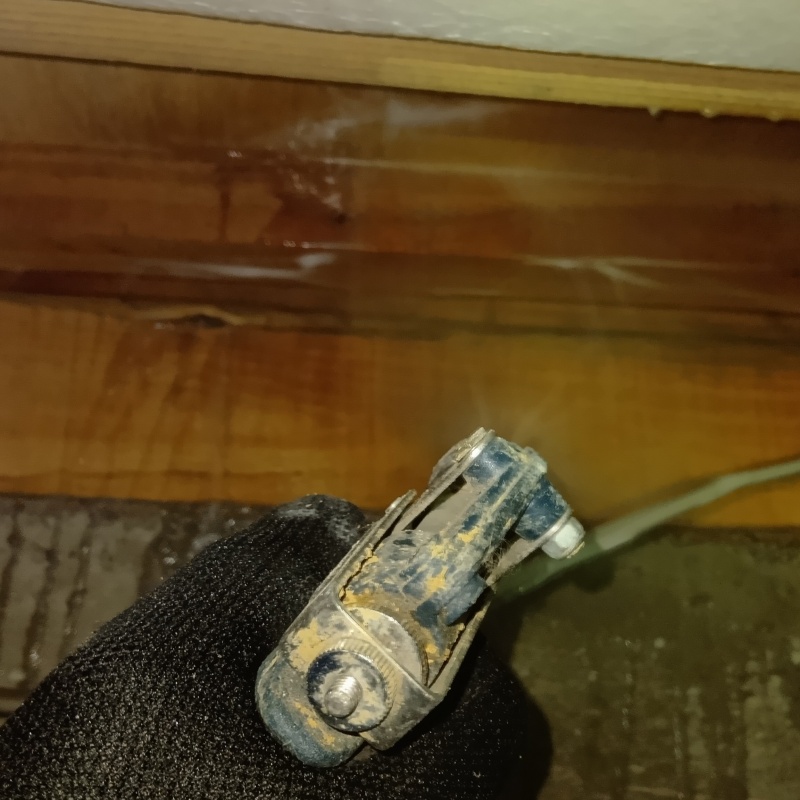 床下木材にシロアリ駆除剤を吹きつける様子