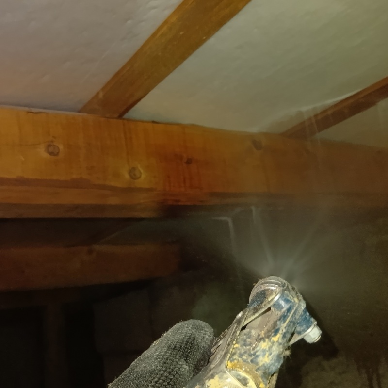 床下断熱材にシロアリ駆除剤を散布