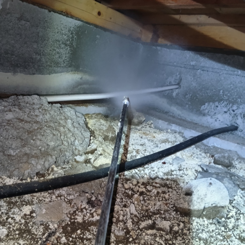 基礎にシロアリ駆除剤を散布