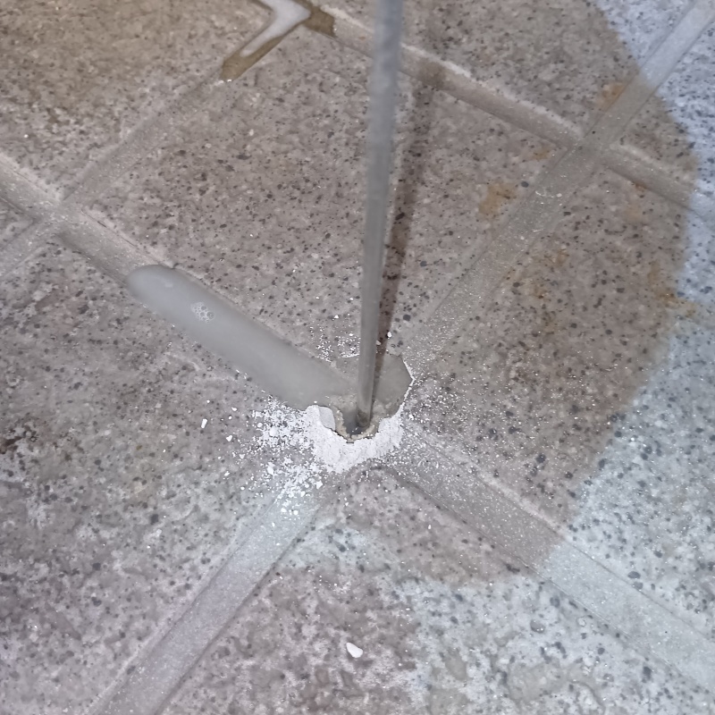 玄関床のタイルの目地からシロアリ駆除剤を注入