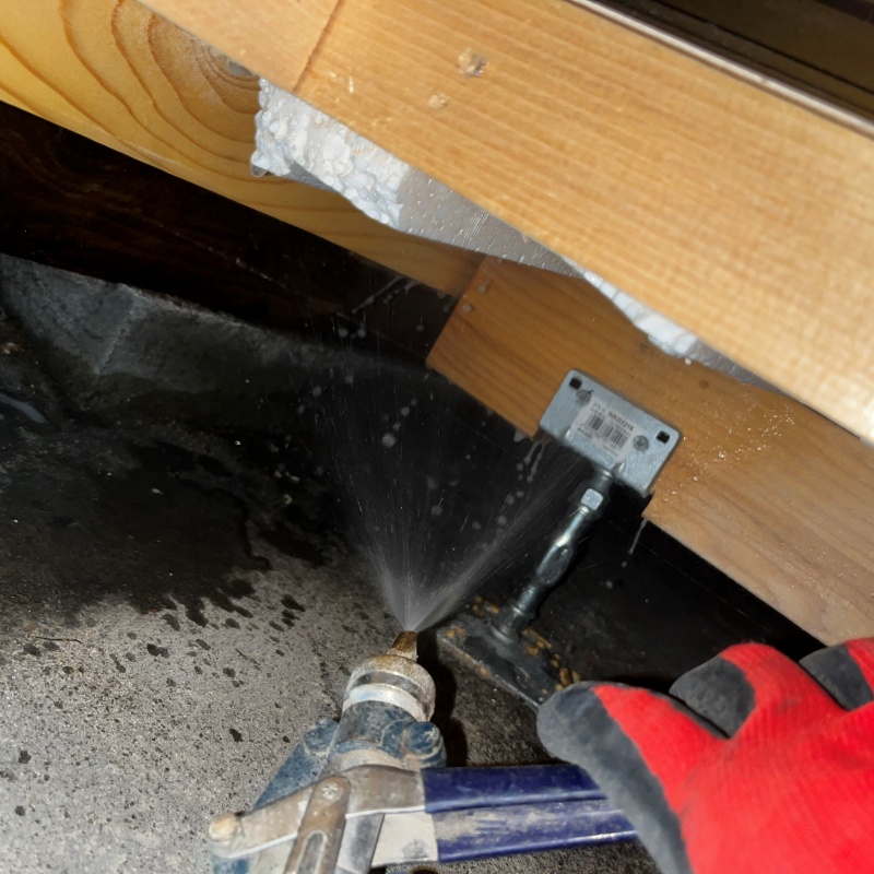 床下木材にシロアリ駆除剤を散布