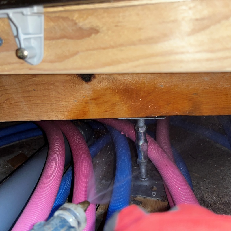 地面にシロアリ駆除剤を吹きつけている様子