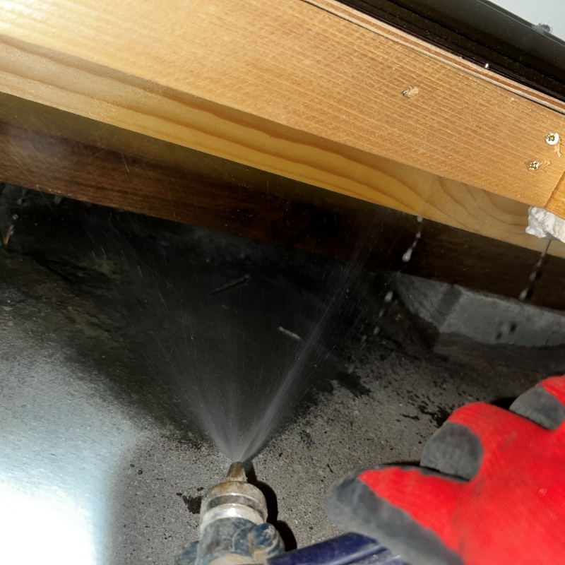 地面にシロアリ駆除剤を散布