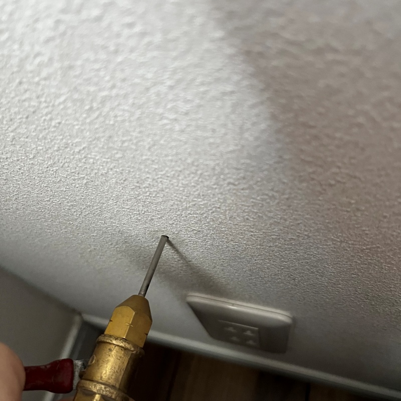 壁内にシロアリ駆除剤を注入している様子