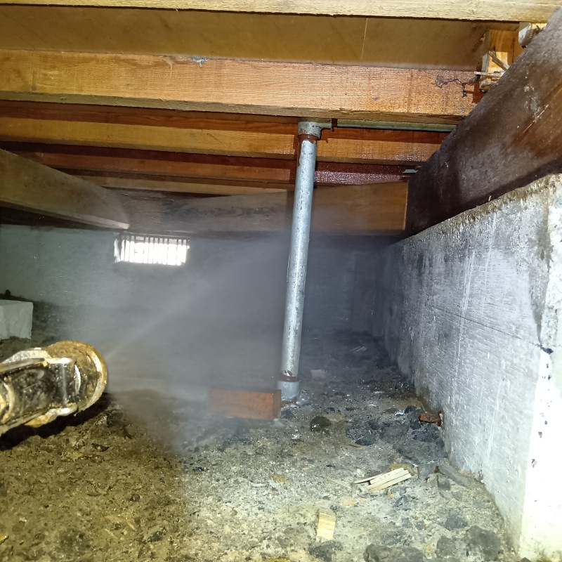 基礎にシロアリ駆除剤を散布