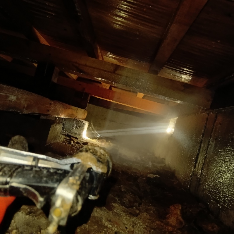 床下木材にシロアリ駆除剤を散布