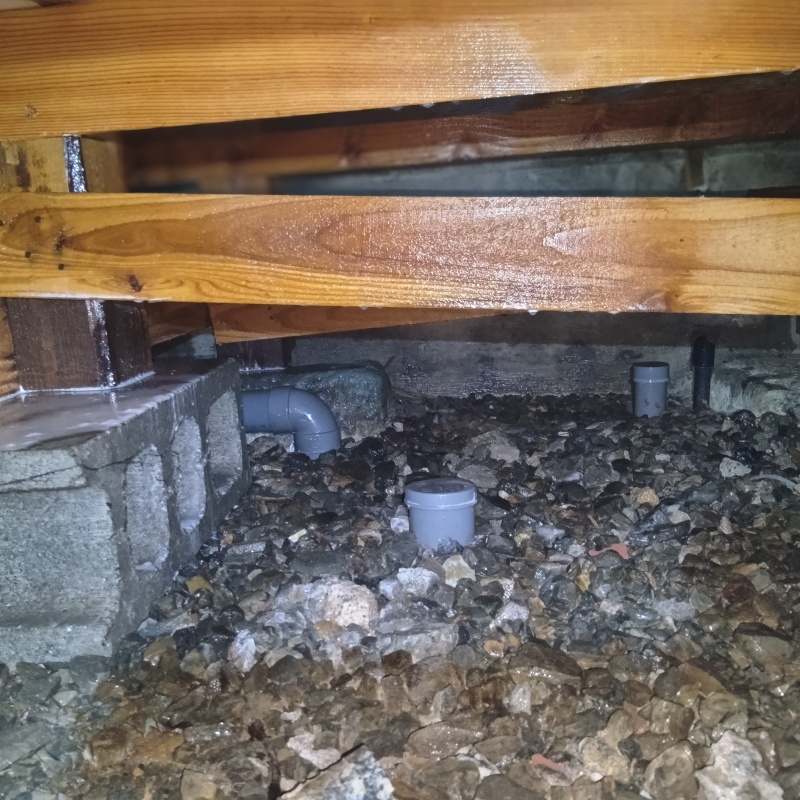 床下木材にシロアリ駆除剤を散布