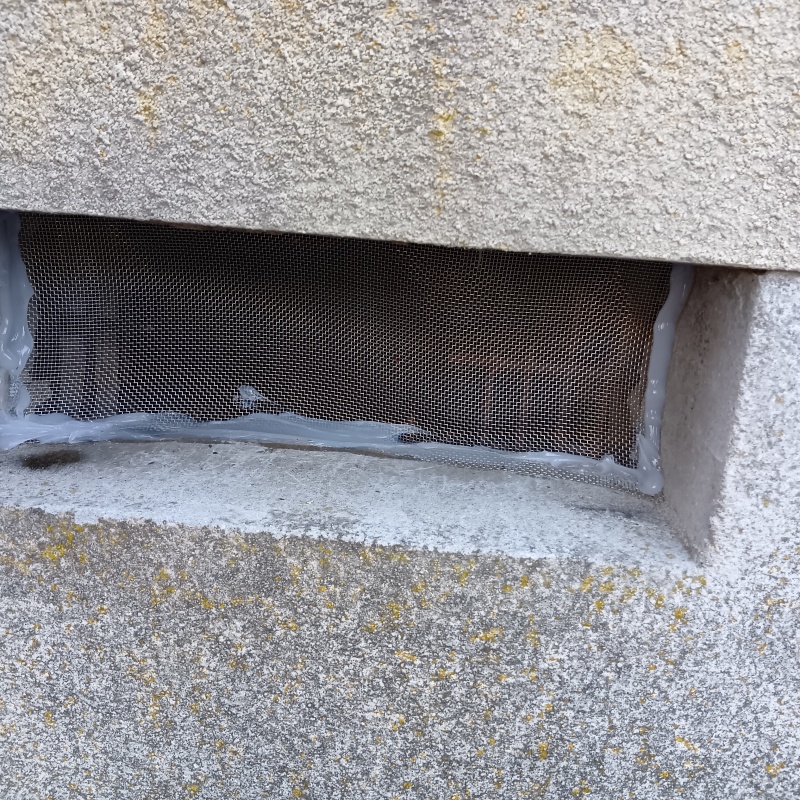 床下換気口に金網を設置