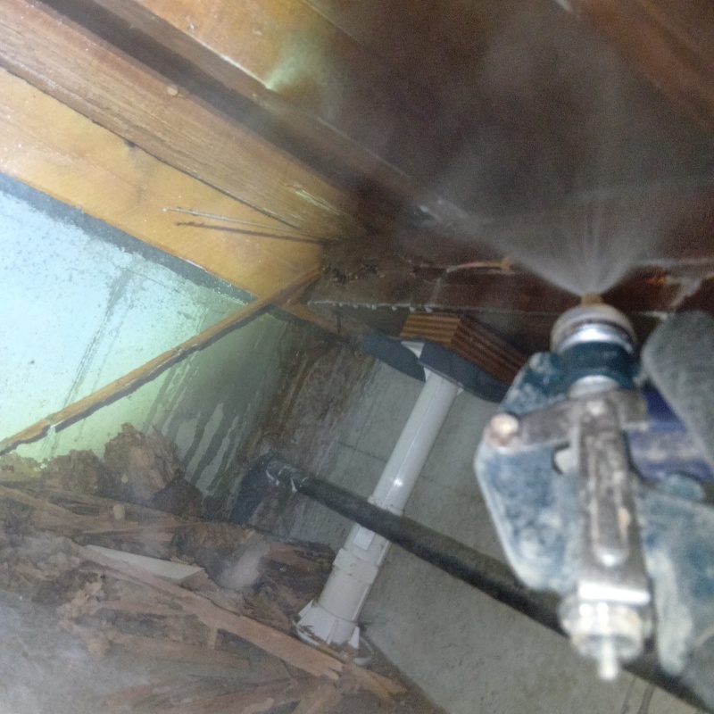 床下木材に防蟻剤を散布