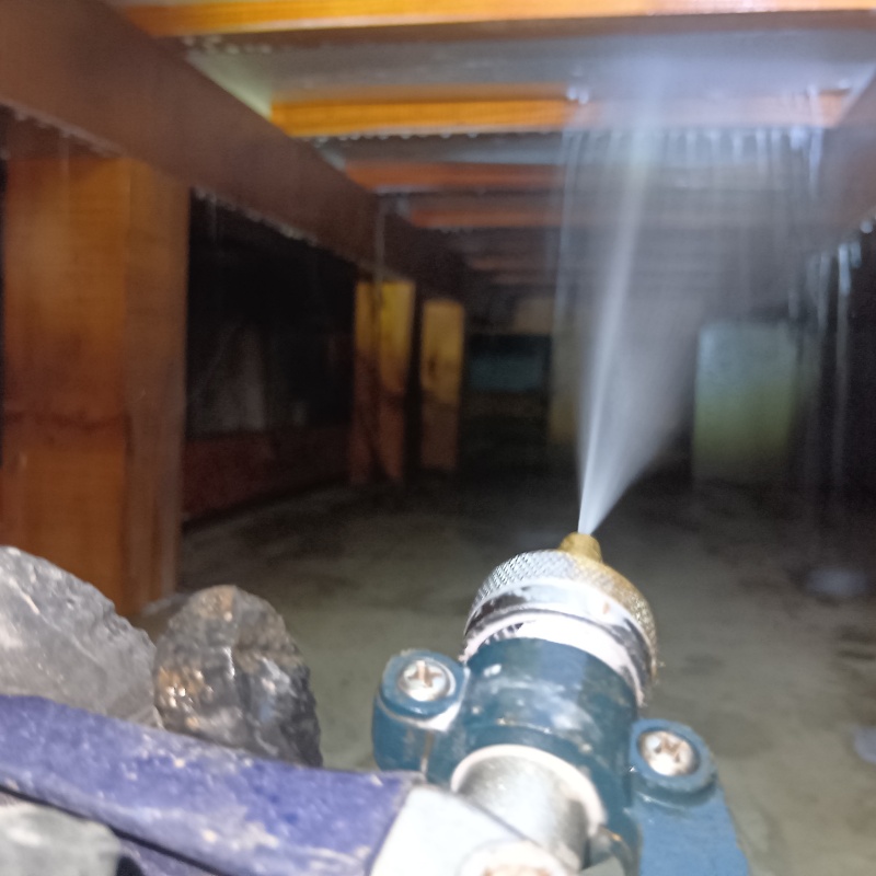 床下断熱材に防蟻剤を吹きつける様子