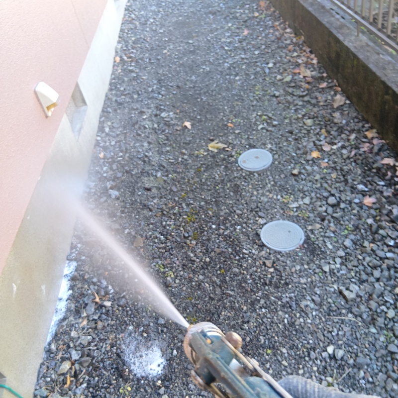 建物外壁に防蟻剤を吹きつけている様子