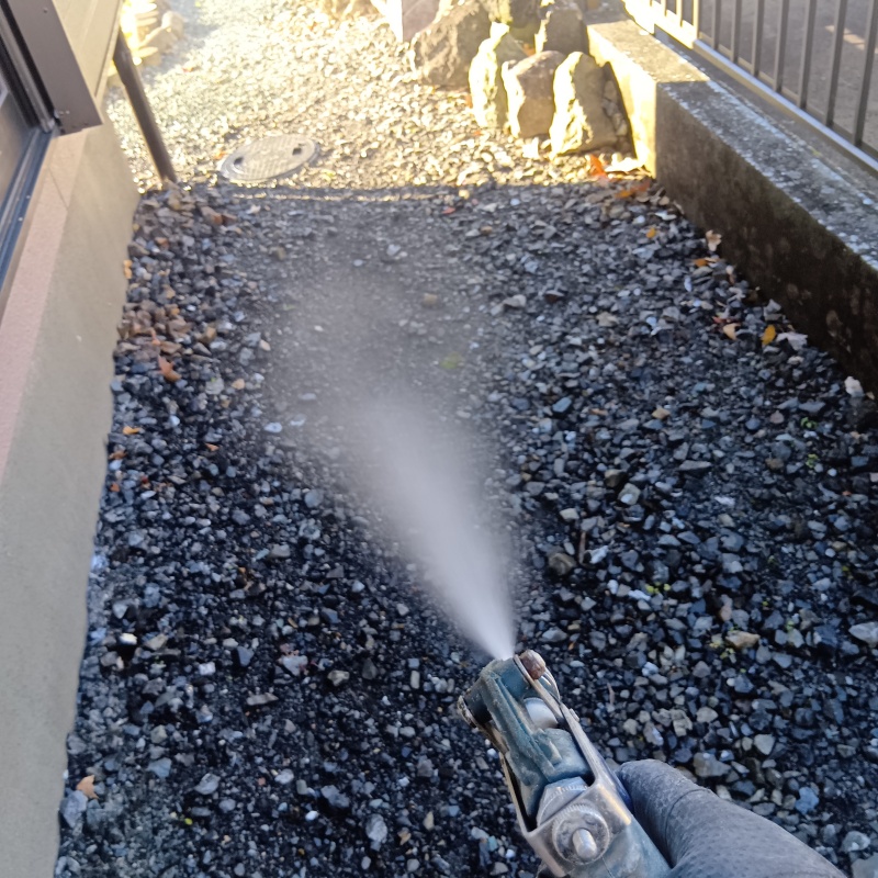 建物外周の土壌に防蟻剤を散布