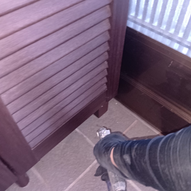 玄関床の目地から防蟻剤を注入