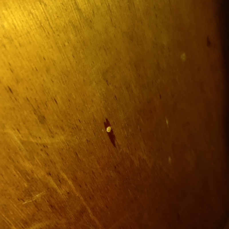 開けた穴をパテで補修