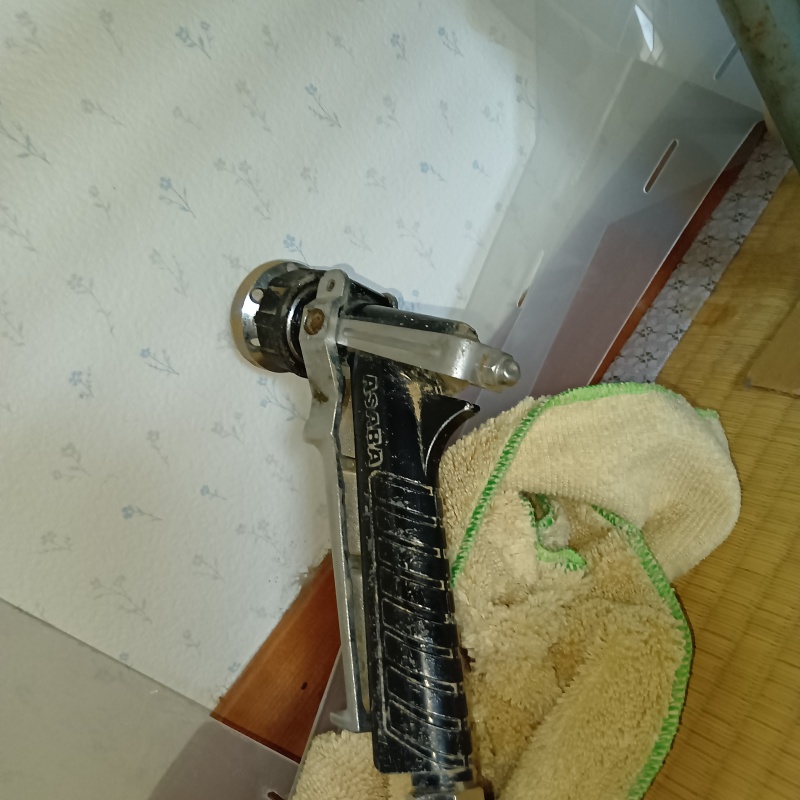 壁内にシロアリ駆除剤を注入している様子