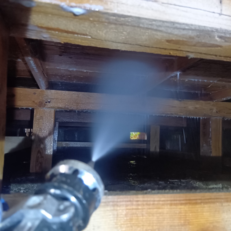 床下木材にシロアリ駆除剤を散布