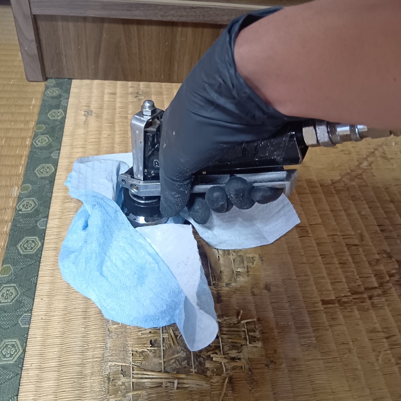 劣化した畳にシロアリ駆除剤を注入