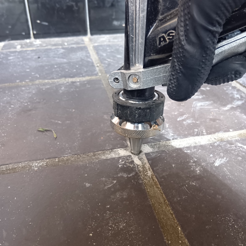 玄関床のタイルの目地にシロアリ駆除剤を注入