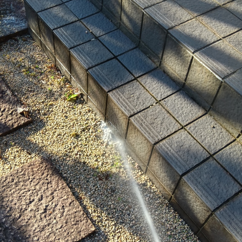 玄関周辺の土壌にシロアリ駆除剤を散布