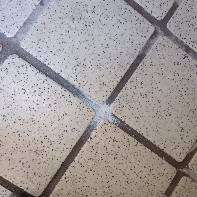 開けた穴をきれいに補修