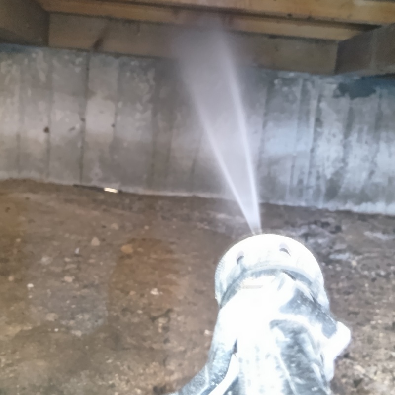 床下木材にシロアリ駆除剤を散布