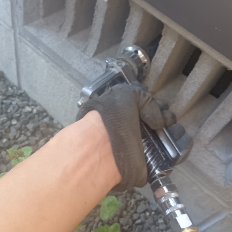 床下換気口まわりにシロアリ駆除剤を散布