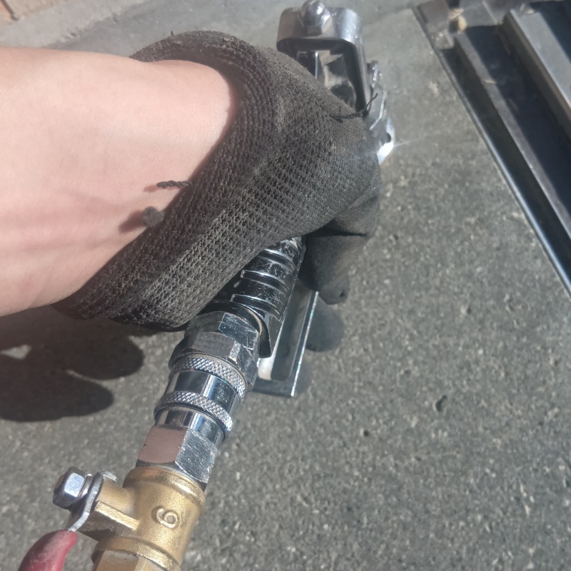 玄関先のコンクリートにシロアリ駆除剤を注入