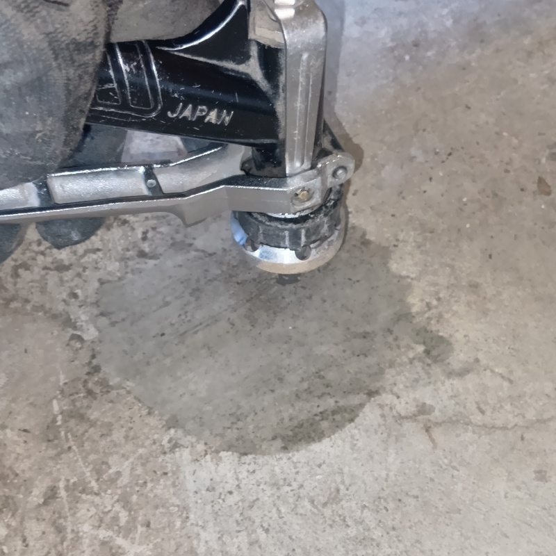 コンクリートに穴を開けてシロアリ駆除剤を注入している様子