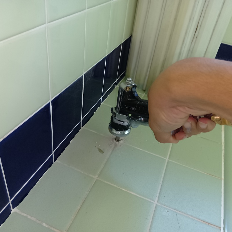 浴室床のタイルの目地からシロアリ駆除剤を注入