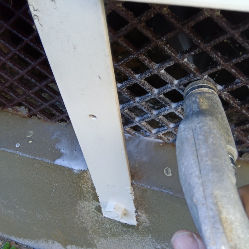 床下換気口まわりにシロアリ駆除剤を散布