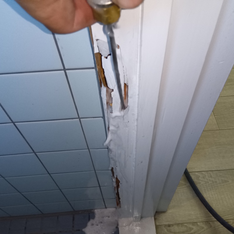 トイレの扉付近の柱にシロアリ駆除剤を注入