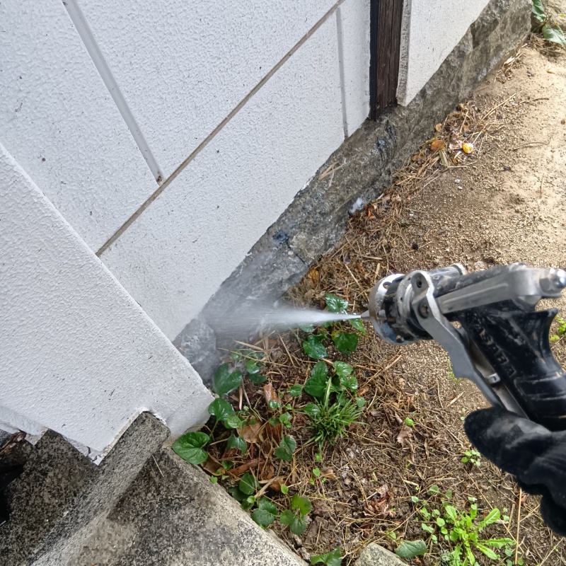 建物外周の土壌にシロアリ駆除剤を散布