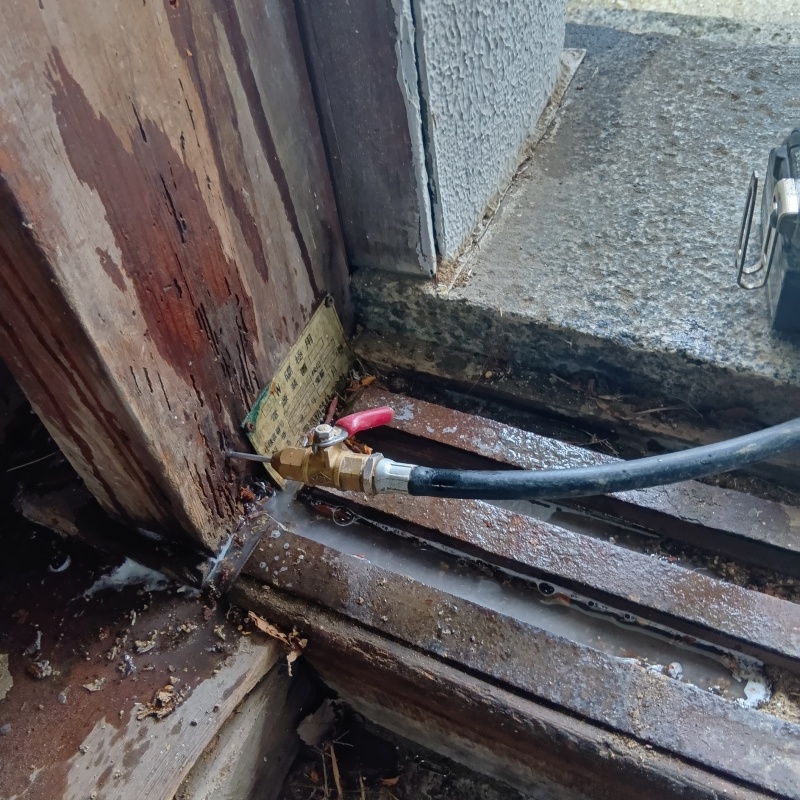 傷んだ柱に穴を開けて内部に直接シロアリ駆除剤を注入