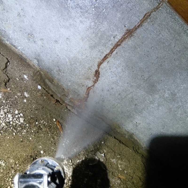 床下の基礎部分に作られた蟻道にシロアリ駆除剤を散布