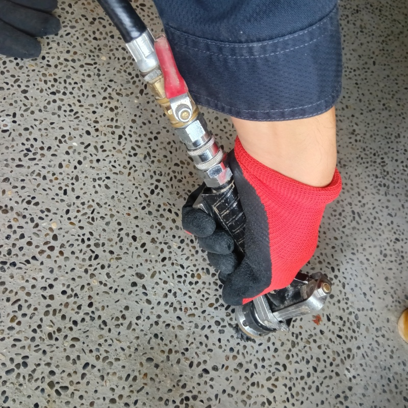 シロアリ駆除剤を注入