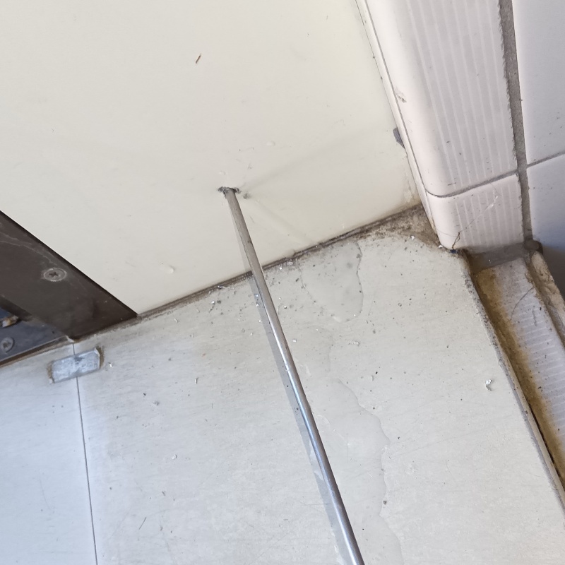 壁内にシロアリ駆除剤を注入