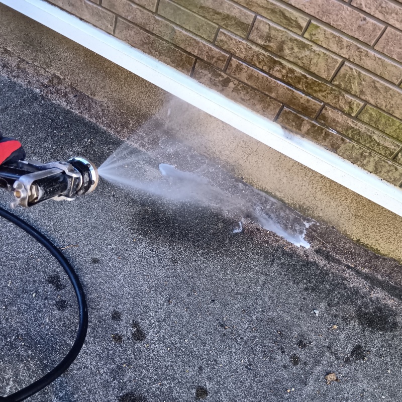 建物外周にシロアリ駆除剤を吹きつけている様子