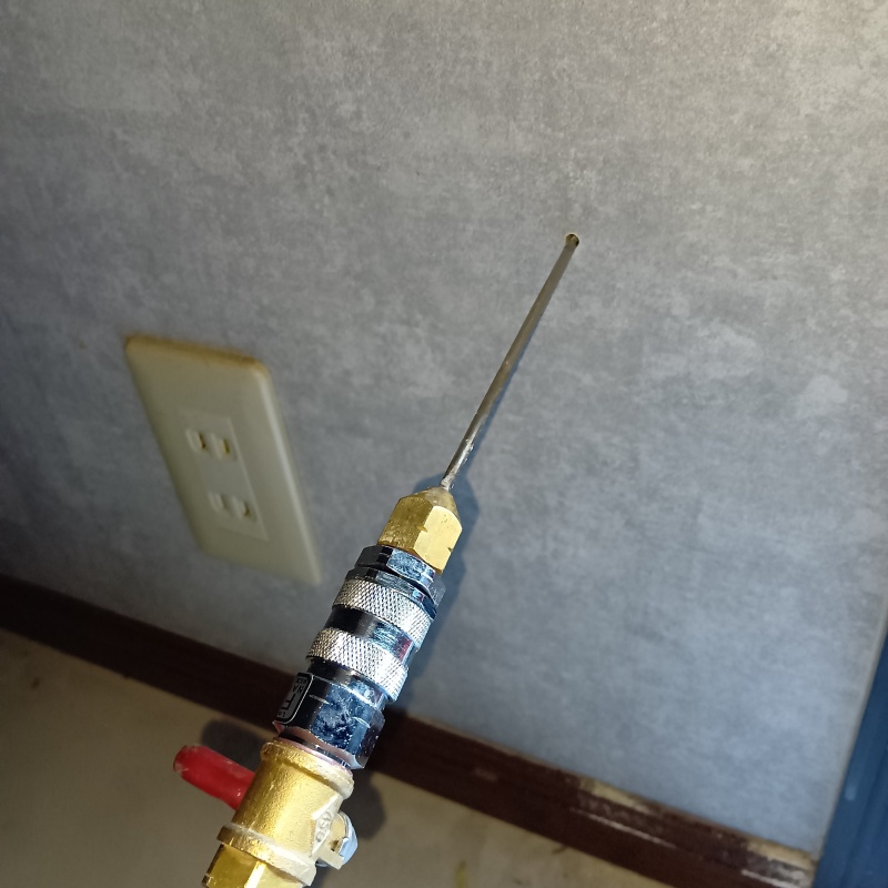 壁に穴を開けてシロアリ駆除剤を注入