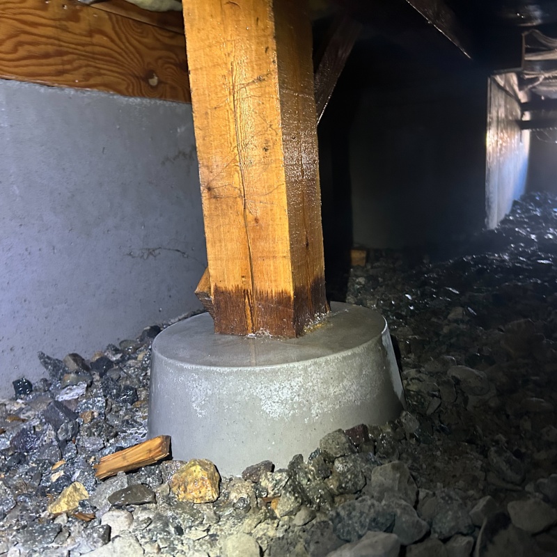 束石まわりにシロアリ駆除剤を吹きつけたあとの様子