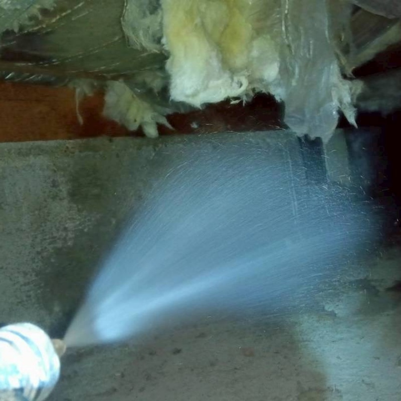 床下の基礎部分に防蟻剤を散布する様子