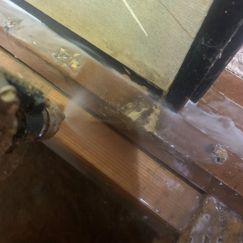 ふすままわりの傷んだ木材にシロアリ駆除剤を散布