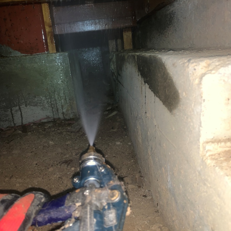 床下の基礎部分にシロアリ駆除剤を散布