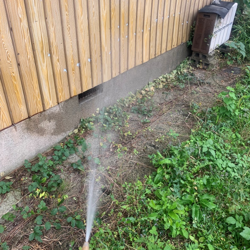 建物外周の土壌にシロアリ駆除剤を散布