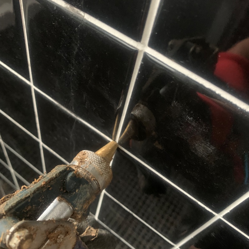 トイレのタイルの目地からシロアリ駆除剤を注入