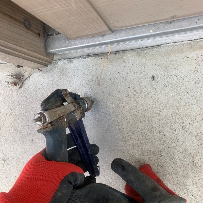 玄関先のコンクリートに穴を開けてシロアリ駆除剤を注入