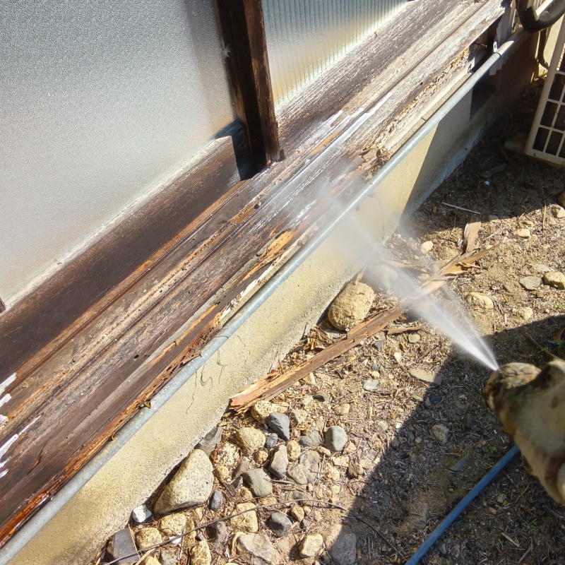 劣化していた窓枠にシロアリ駆除剤を散布