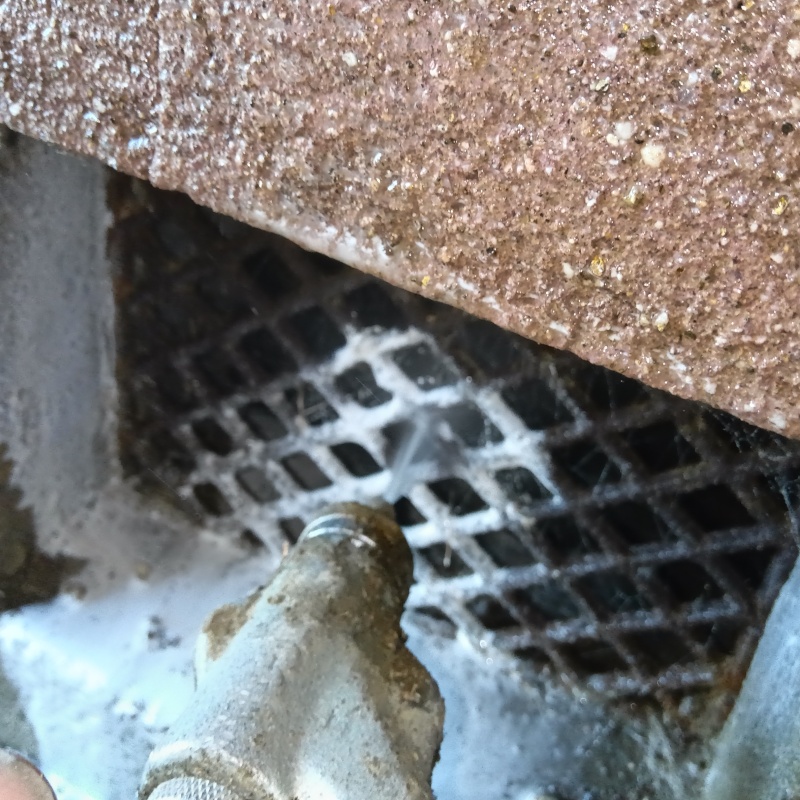 床下換気口からシロアリ駆除剤を散布