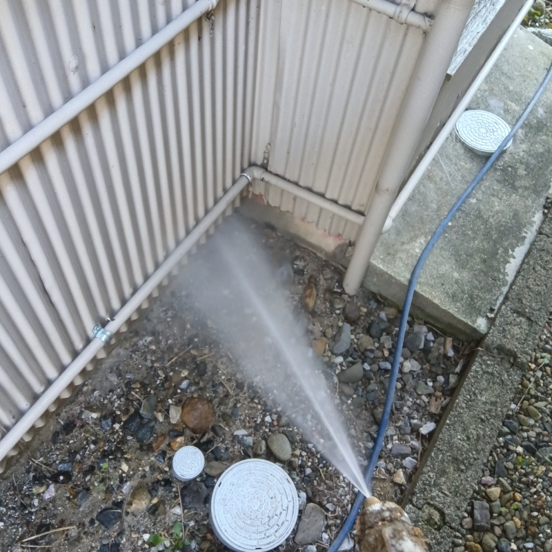 建物外周の土壌にシロアリ駆除剤を散布