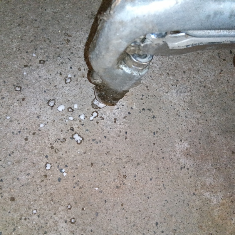 壁に穴を開けてシロアリ駆除剤を注入